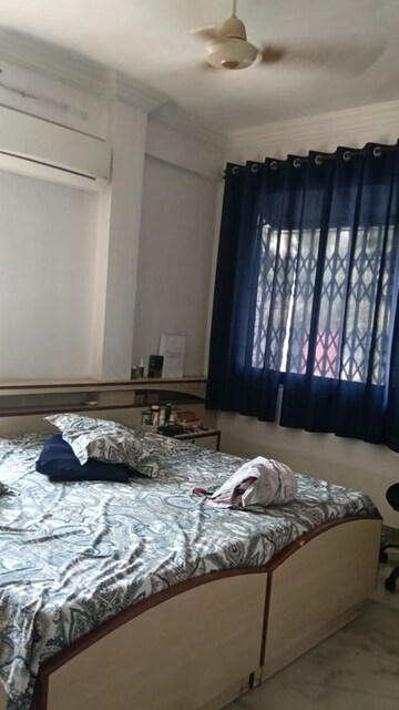 Bedroom in 2 BHK Apartment at Andheri West – for Rent