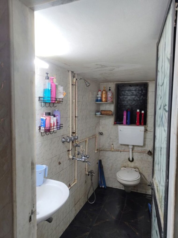 Bathroom, andheri west 2 Bedroom 900 Sq.Ft. Apartment In Andheri West Mumbai 9979274