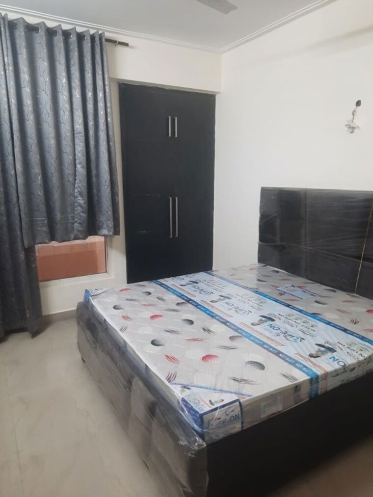 Bedroom, arun-vihar-sector-37 1.5 Bedroom 600 Sq.Ft. Apartment In Sector 37 Noida 9979423