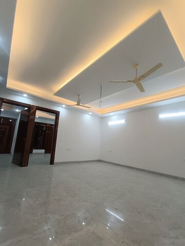Room in 3 BHK Builder Floor at Sector 57 – for Rent