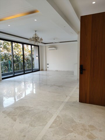 Room in 3 BHK Builder Floor at Defence Colony – for Rent