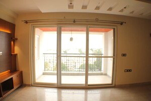 Room in 4 BHK Apartment at Prestige Misty Waters Phase II, Hebbal – for Rent