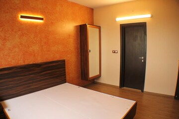 Room in 4 BHK Apartment at Prestige Misty Waters Phase II, Hebbal – for Rent