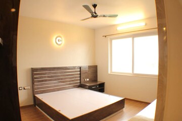 Room in 4 BHK Apartment at Prestige Misty Waters, Hebbal – for Rent