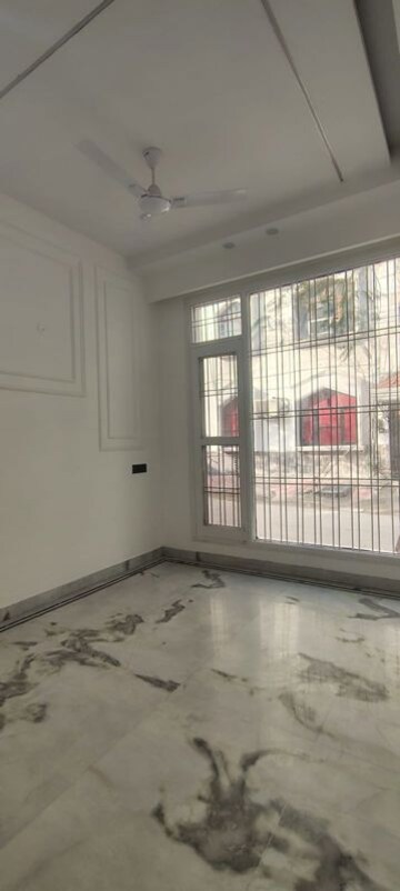 Room in 3 BHK Builder Floor at Green Fields Colony – for Rent