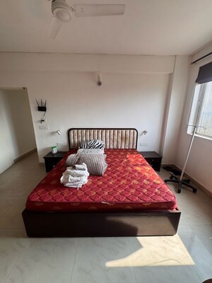 Room in 3 BHK Apartment at DLF Ridgewood Estate, Dlf Phase iv – for Sale