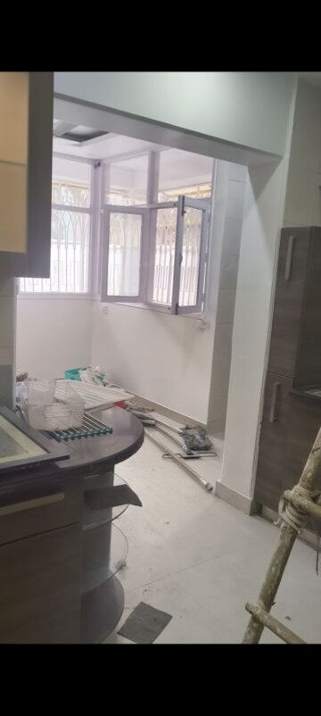 Team Area in 3 BHK Apartment at Vasant Kunj – for Sale