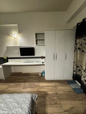 Room in 1 BHK Apartment at Paramount Golfforeste, Zeta I Greater Noida – for Rent