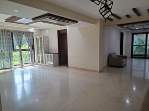 Room in 4 BHK Apartment at Banjara Hills – for Rent