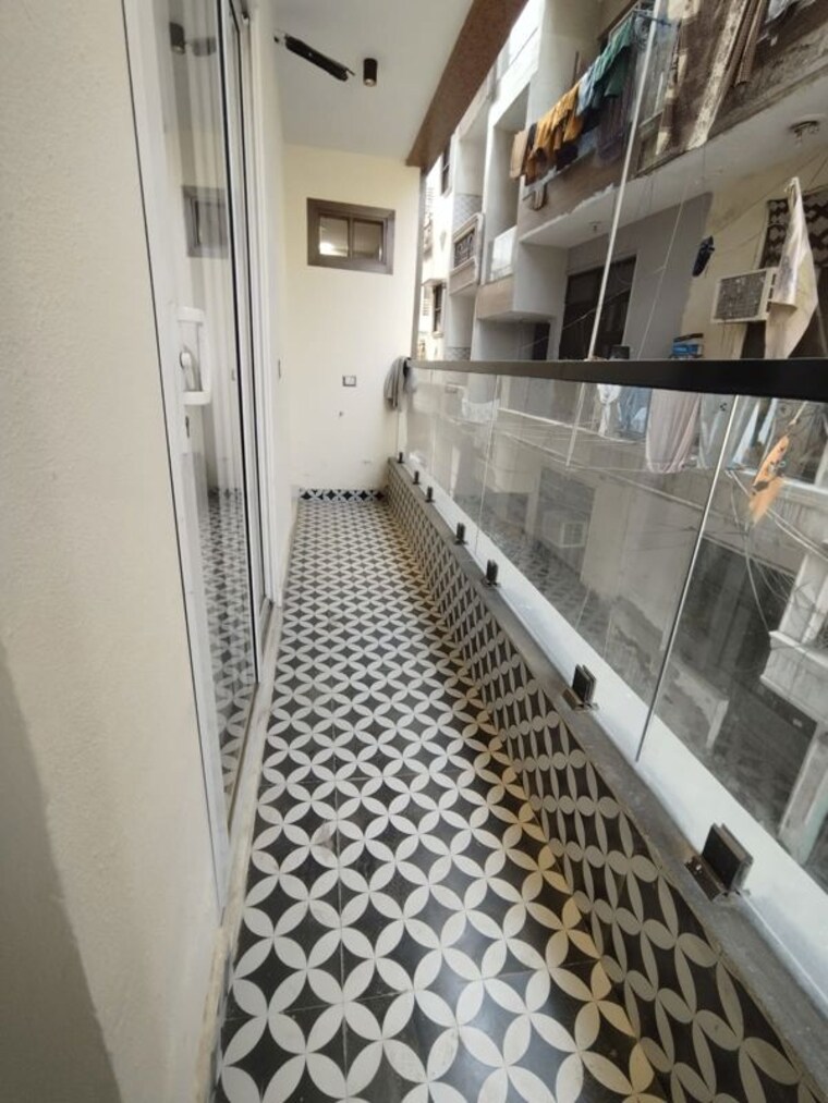 Balcony, uttam nagar 4 Bedroom 115 Sq.Yd. Builder Floor In Uttam Nagar Delhi 9979081