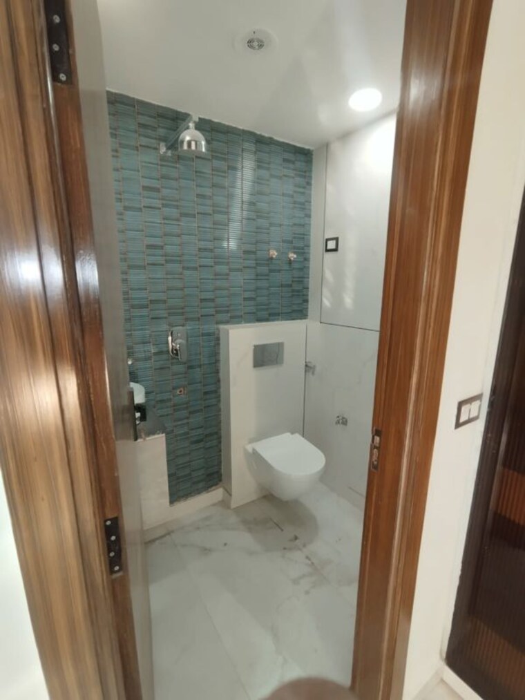 Bathroom, uttam nagar 4 Bedroom 135 Sq.Yd. Builder Floor In Uttam Nagar Delhi 9979056