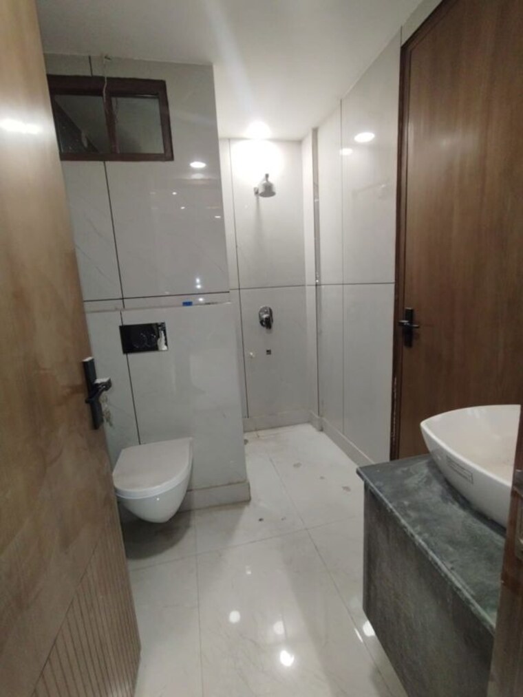 Bathroom, uttam nagar 4 Bedroom 135 Sq.Yd. Builder Floor In Uttam Nagar Delhi 9979056