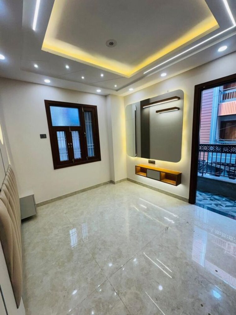 Room, uttam nagar 3 Bedroom 100 Sq.Yd. Builder Floor In Uttam Nagar Delhi 9952015