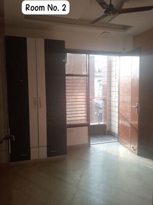 Room in 3 BHK Builder Floor at Kohat Enclave – for Rent