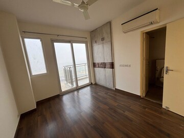 Room in 4 BHK Apartment at Conscient Heritage Max, Sector 102 – for Rent