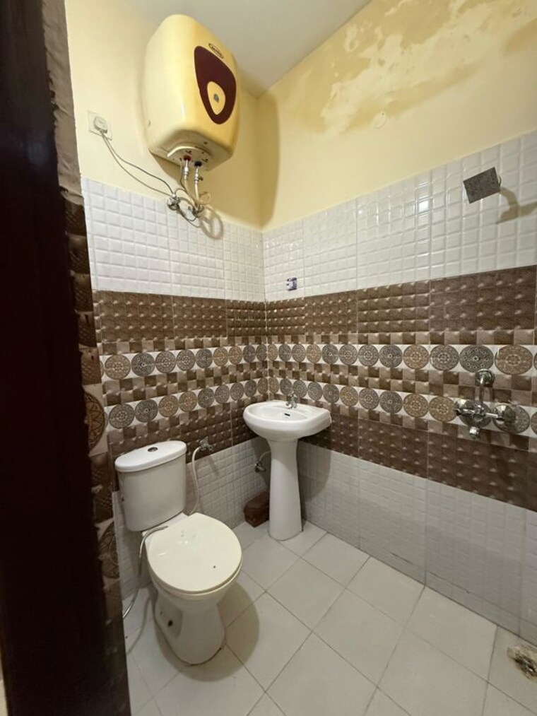 Bathroom, kharar mohali road 3 Bedroom 1320 Sq.Ft. Builder Floor In Kharar Mohali Road Kharar 9980062