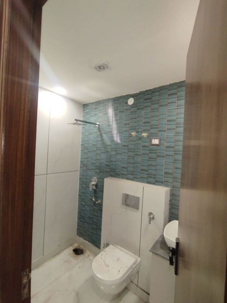 Bathroom, uttam nagar 4 Bedroom 115 Sq.Yd. Builder Floor In Uttam Nagar Delhi 9979073