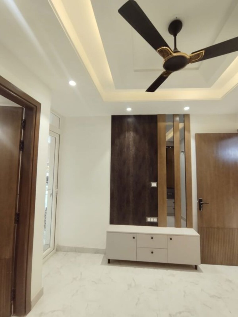 Room, uttam nagar 4 Bedroom 115 Sq.Yd. Builder Floor In Uttam Nagar Delhi 9979073