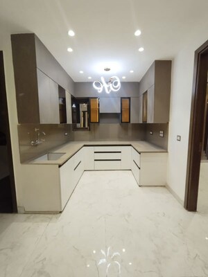 Room in 4 BHK Builder Floor at Uttam Nagar – for Sale