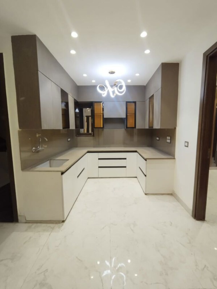 Room, uttam nagar 4 Bedroom 115 Sq.Yd. Builder Floor In Uttam Nagar Delhi 9979073