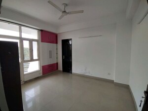 Room in 3 BHK Apartment at Supertech Emerald Court, Sector 93a – for Rent