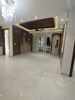 Parking in 4 BHK Builder Floor at Uttam Nagar – for Sale