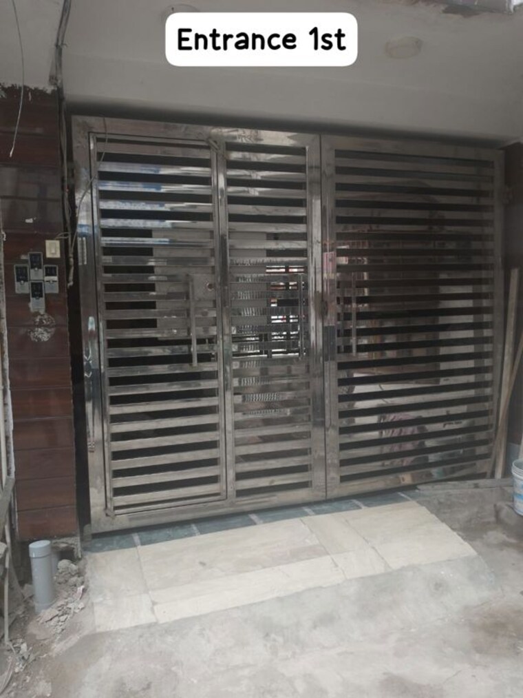  Parking, rohini sector 8 3 Bedroom 150 Sq.Yd. Builder Floor In Rohini Sector 8 Delhi 9980152