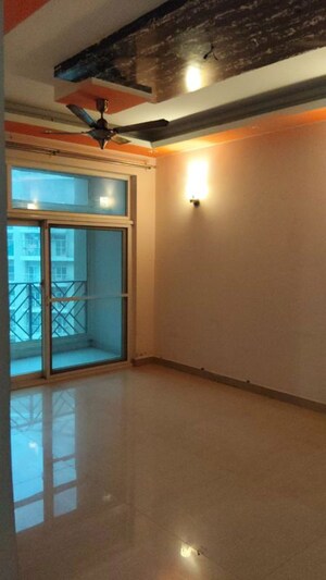 Room in 4 BHK Apartment at Amrapali Eden Park, Sector 50 – for Rent