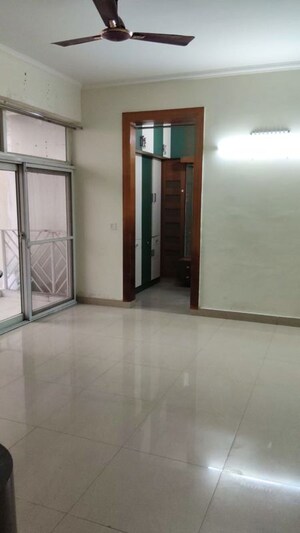 Room in 4 BHK Apartment at Amrapali Eden Park, Sector 50 – for Rent
