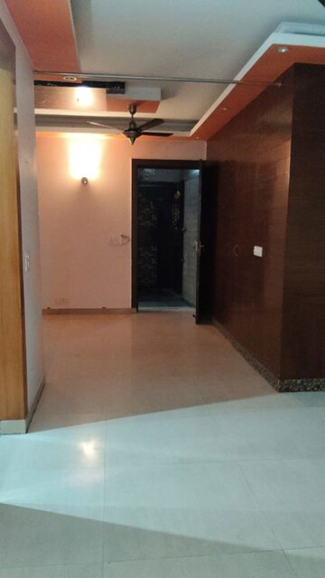 Building Lobby in 4 BHK Apartment at Amrapali Eden Park, Sector 50 – for Rent