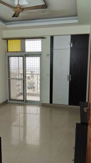 Room in 4 BHK Apartment at Amrapali Eden Park, Sector 50 – for Rent