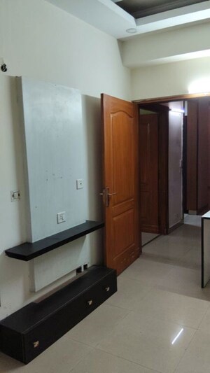 Room in 4 BHK Apartment at Amrapali Eden Park, Sector 50 – for Rent