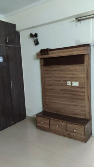 Room in 4 BHK Apartment at Amrapali Eden Park, Sector 50 – for Rent