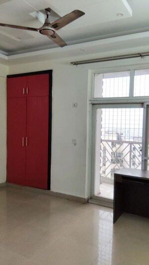 Room in 4 BHK Apartment at Amrapali Eden Park, Sector 50 – for Rent