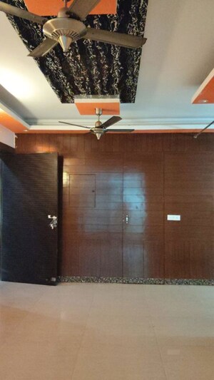 Room in 4 BHK Apartment at Amrapali Eden Park, Sector 50 – for Rent