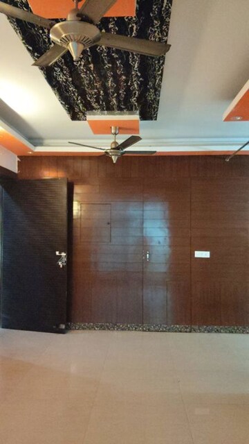 Room in 4 BHK Apartment at Amrapali Eden Park, Sector 50 – for Rent