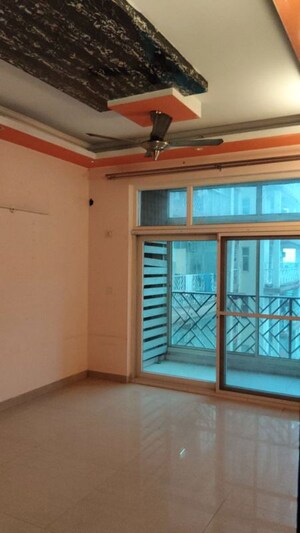 Room in 4 BHK Apartment at Amrapali Eden Park, Sector 50 – for Rent