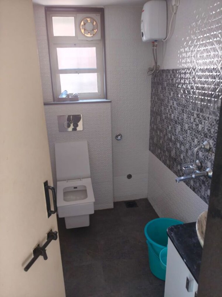 Bathroom, sunit-chs 3.5 Bedroom 2000 Sq.Ft. Apartment In Model Colony Pune 9980176