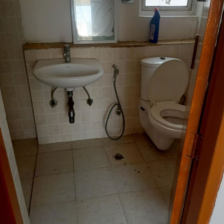 Bathroom, jaypee-greens-kosmos 2 Bedroom 950 Sq.Ft. Apartment In Sector 134 Noida 9980163