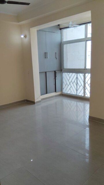 Room in 3 BHK Apartment at Amrapali Eden Park, Sector 50 – for Rent