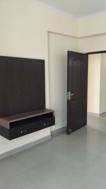 Room in 3 BHK Apartment at Amrapali Eden Park, Sector 50 – for Rent