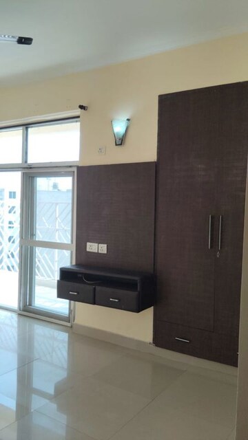 Room in 3 BHK Apartment at Amrapali Eden Park, Sector 50 – for Rent