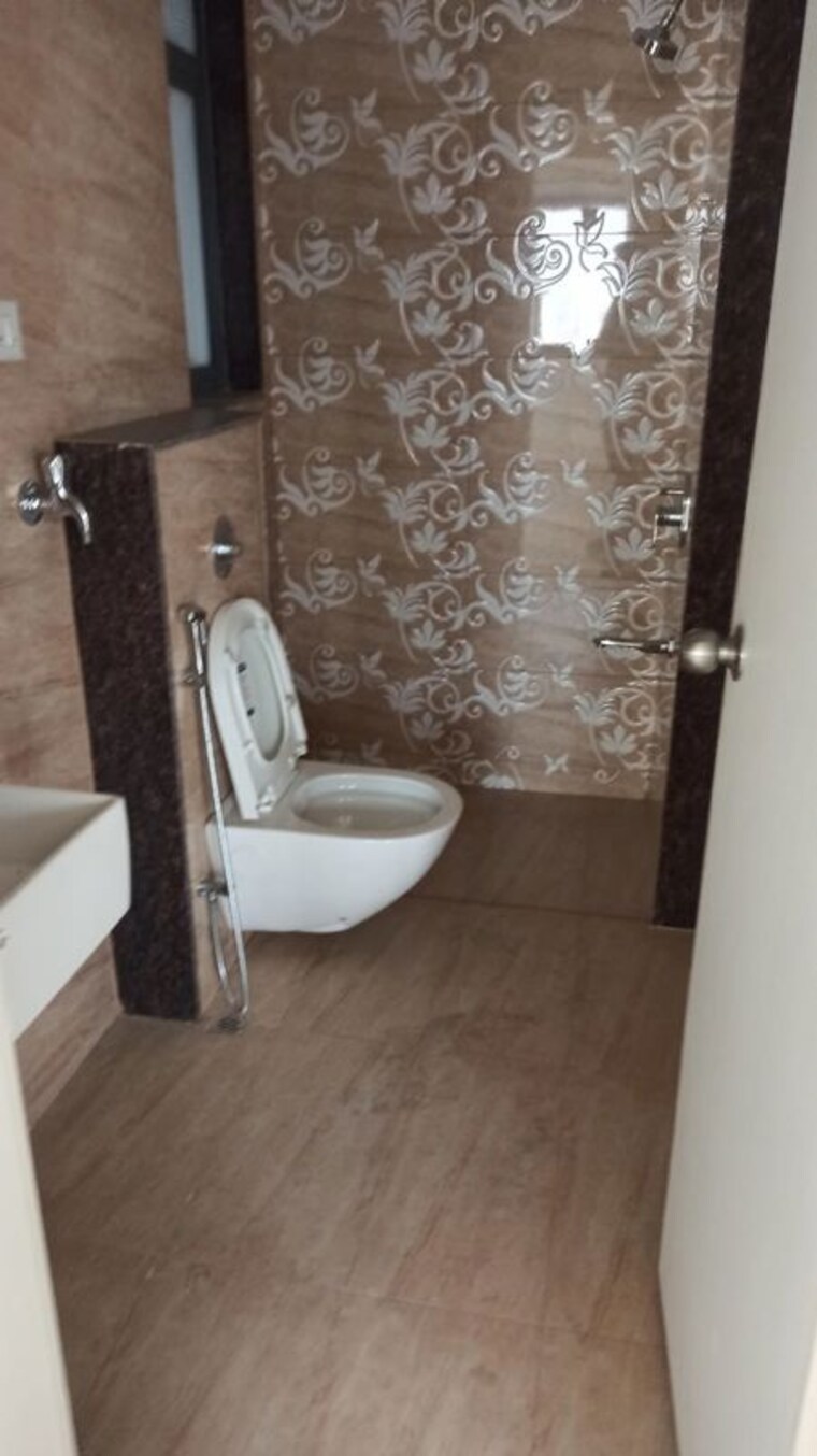 Bathroom, amanora-gold-towers 3.5 Bedroom 1500 Sq.Ft. Apartment In Hadapsar Pune 9980211
