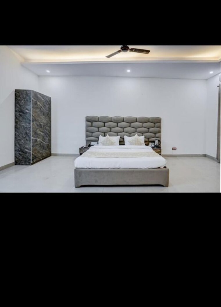 Room, sector 51 Pg For Boys & Girls In Sector 51 9820494