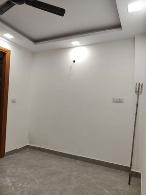 Room in 1 BHK Builder Floor at Govindpuri – for Rent