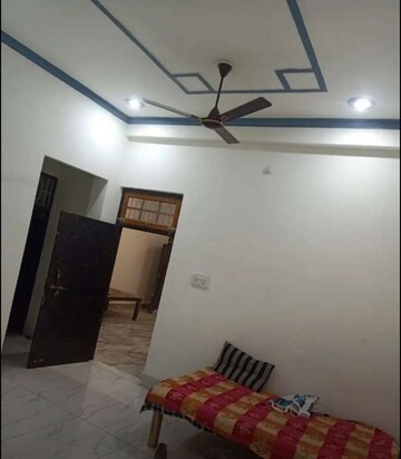 Bedroom in 2 BHK Apartment at Husainganj – for Rent