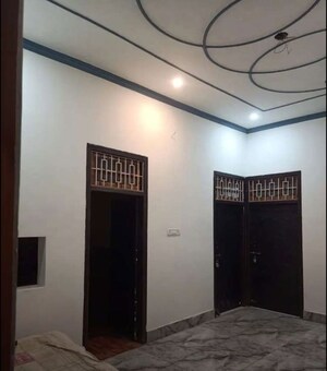 Room in 2 BHK Apartment at Husainganj – for Rent