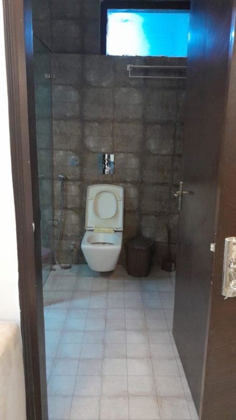 Bathroom, new friends colony 2 Bedroom 200 Sq.Yd. Builder Floor In New Friends Colony Delhi 9980385