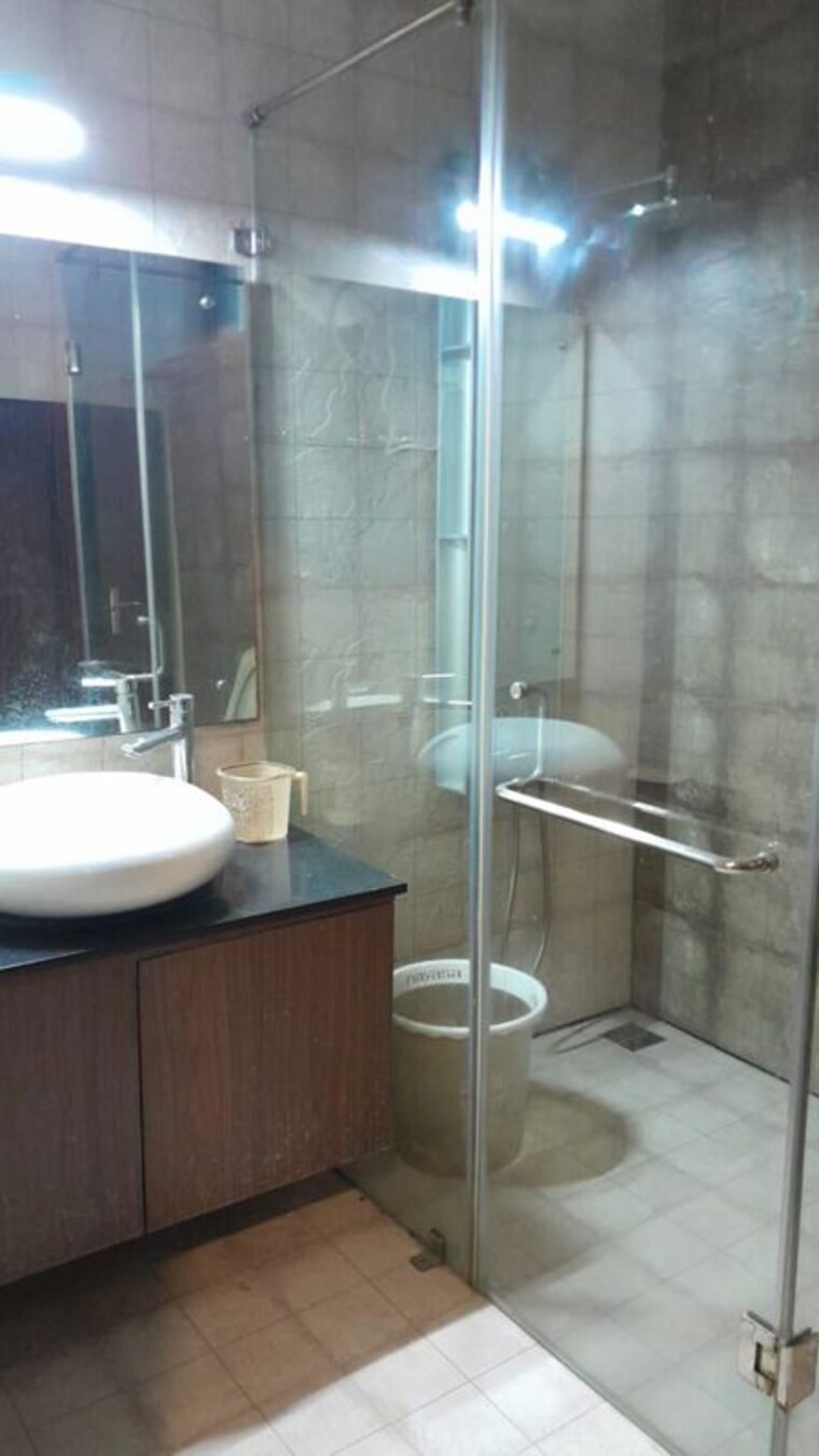 Bathroom, new friends colony 2 Bedroom 200 Sq.Yd. Builder Floor In New Friends Colony Delhi 9980385