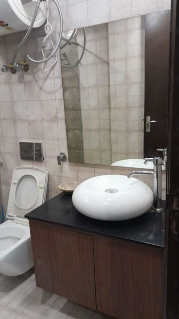 Bathroom, new friends colony 2 Bedroom 200 Sq.Yd. Builder Floor In New Friends Colony Delhi 9980385